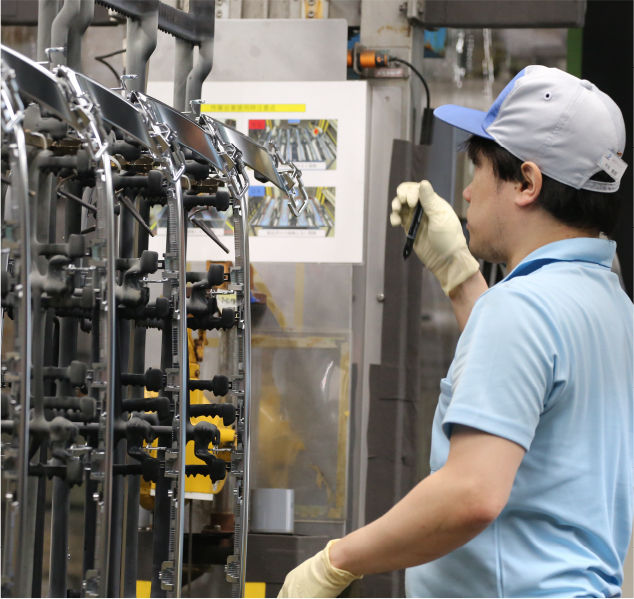 北九州で樹脂・プラスチック・めっきの加工工場㈱いしかわファルテック 樹脂めっき作業風景